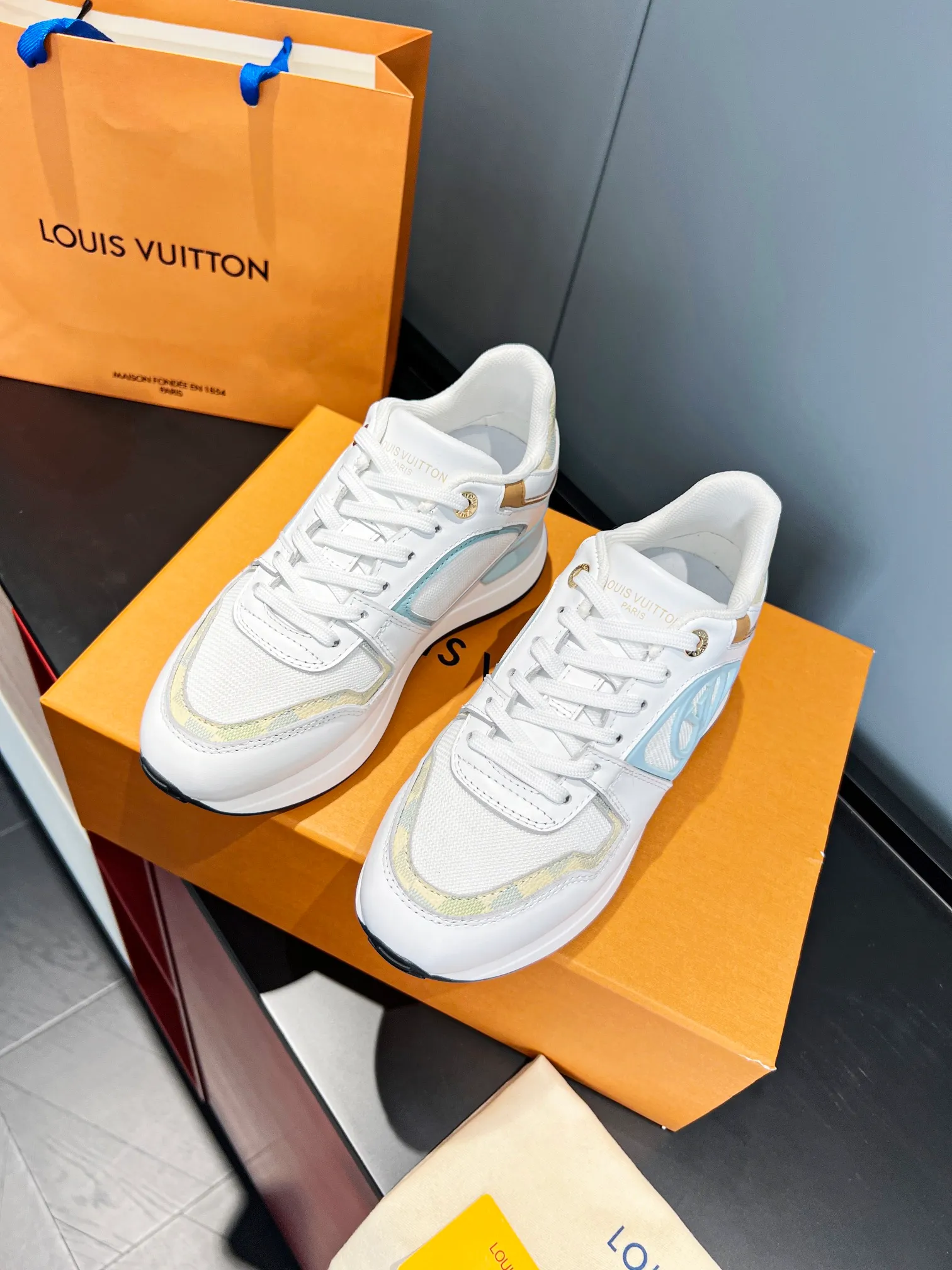 👟👟Ex-factory price 520👟👟 Couple model. louis vuitton ss24 new arrival～ Lv 2024 spring and summer new runaway sneakers ⚠️: Purchased as original 9060, disassembled and copied, upgraded version of the old model at the counter, with a more harmonious vision and lighter foot feel. It is 5cm taller, highly recognizable, and can be worn with eyes closed. Size 35-41